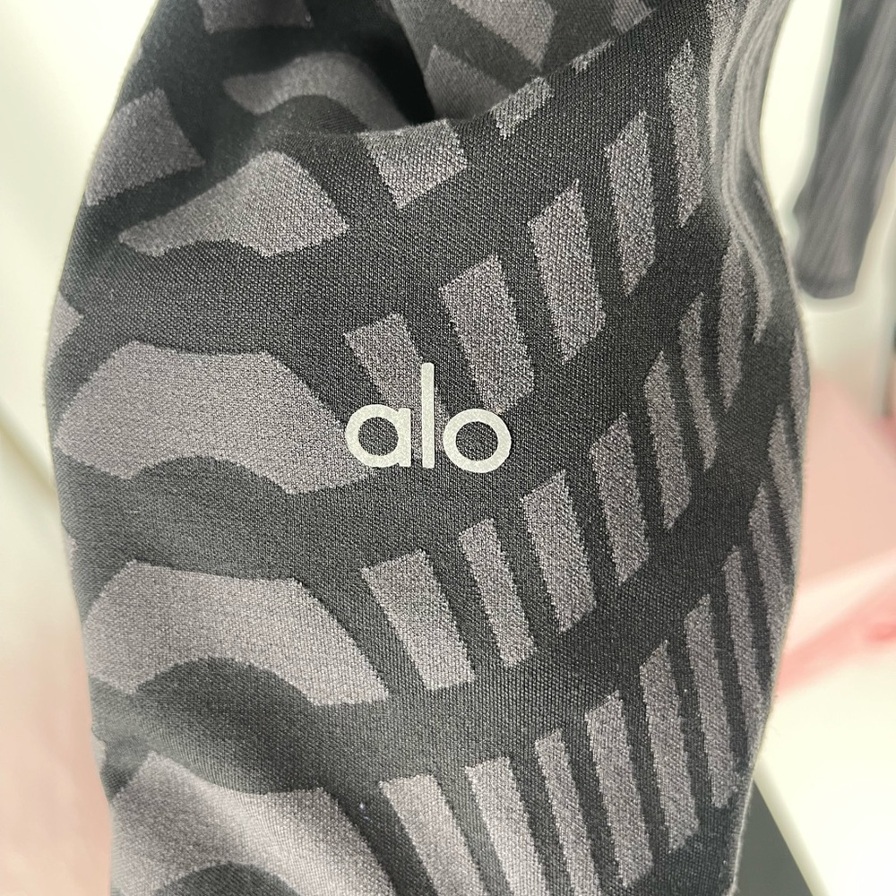 Alo Patterned Black/Gray Capri-length Leggings - Picture 5 of 6